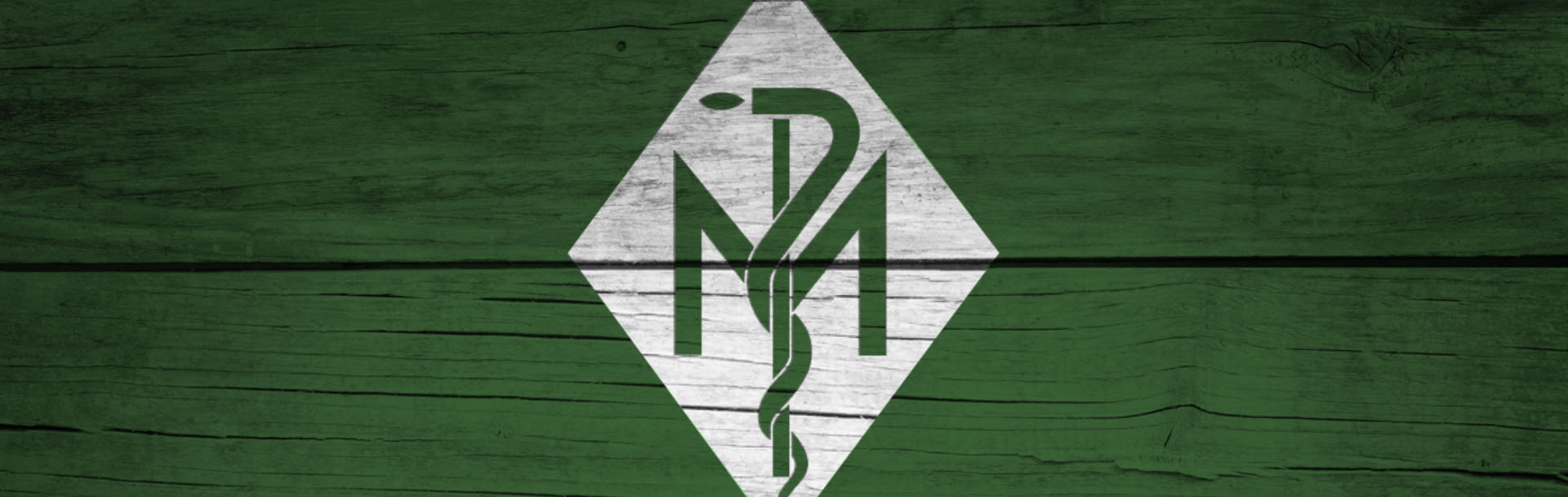 Logo von Müggenburg Pflanzliche Rohstoffe GmbH & Co. KG in weiß auf grünem Grund mit Holzstruktur